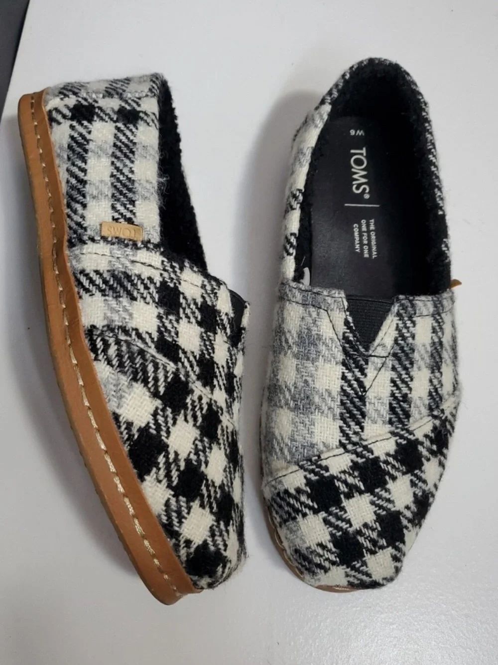 TOMS 7.5 Alpargata Houndstooth White Gray Tan Leather Trim Faux Sherpa Flats